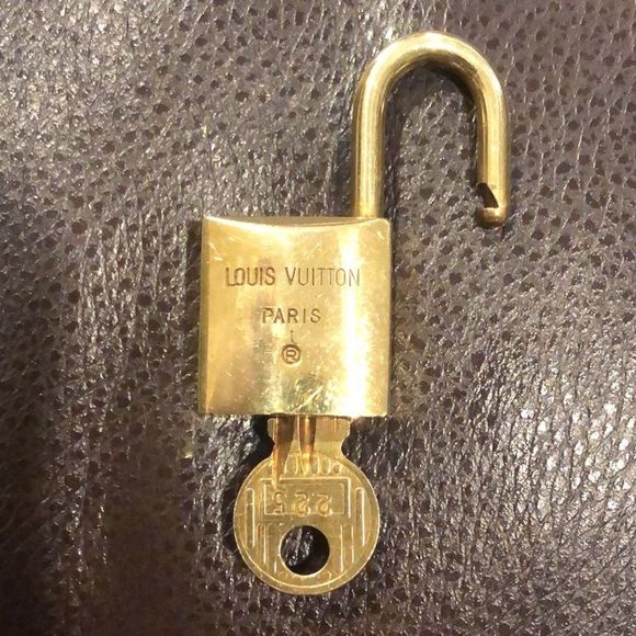 LOUIS VUITTON Vintage 200 Series LV Padlock Lock & Key #225 - Picture 8 of 8